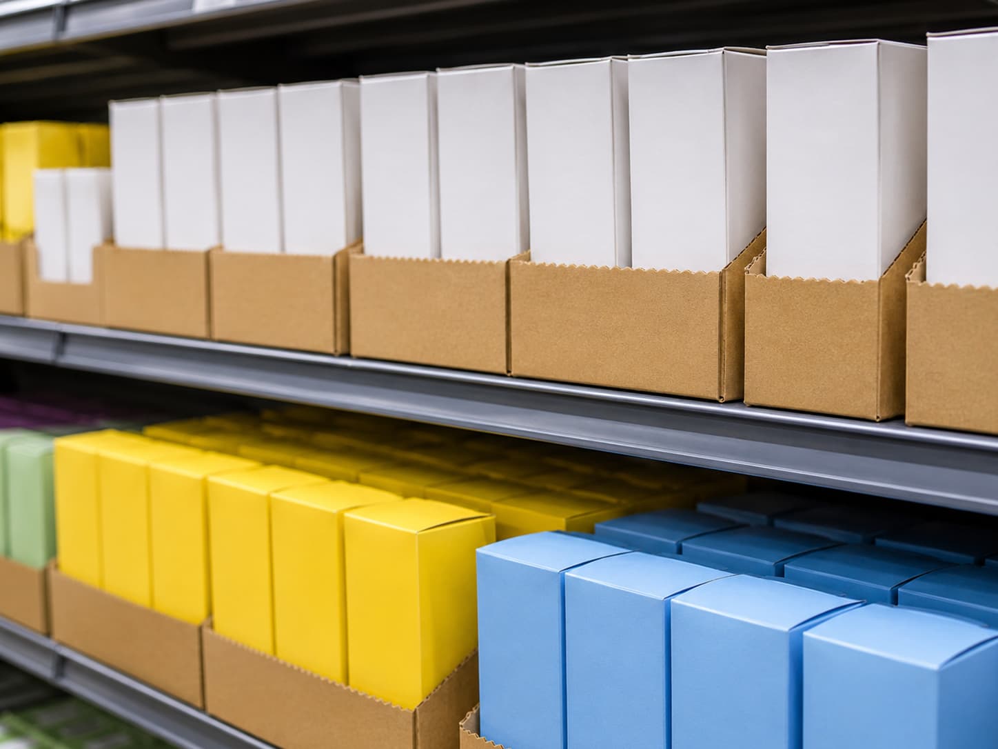 Zincir market rafında ürünleriyle birlikte dizilmiş yırt-aç kapaklı karton shelf ready packaging (SRP) kutuları